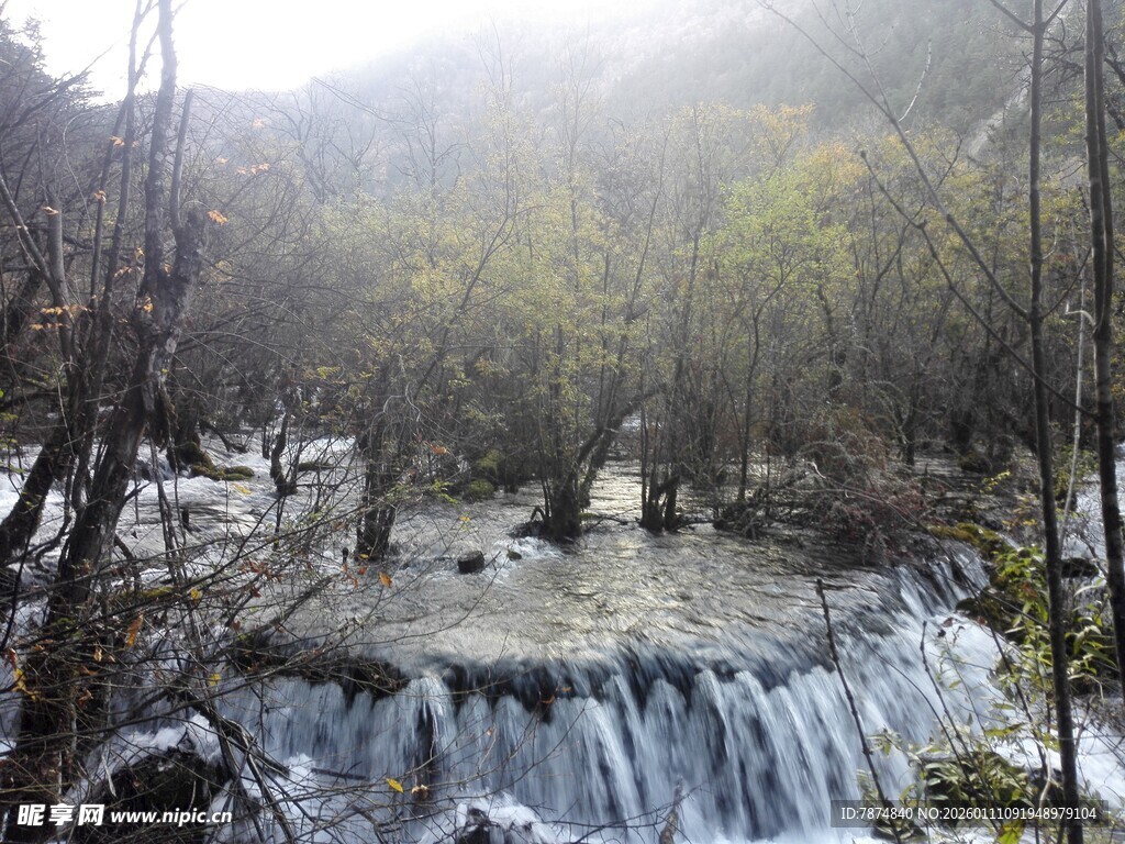山间瀑布溪流自然美景