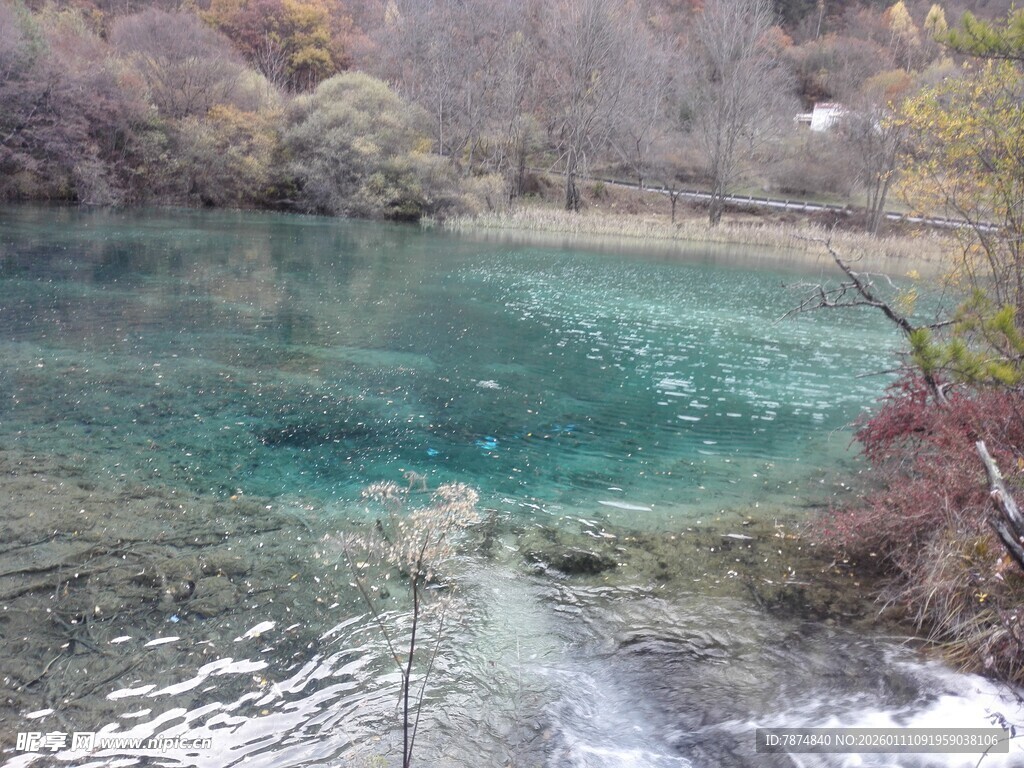 山间清澈碧绿的湖水