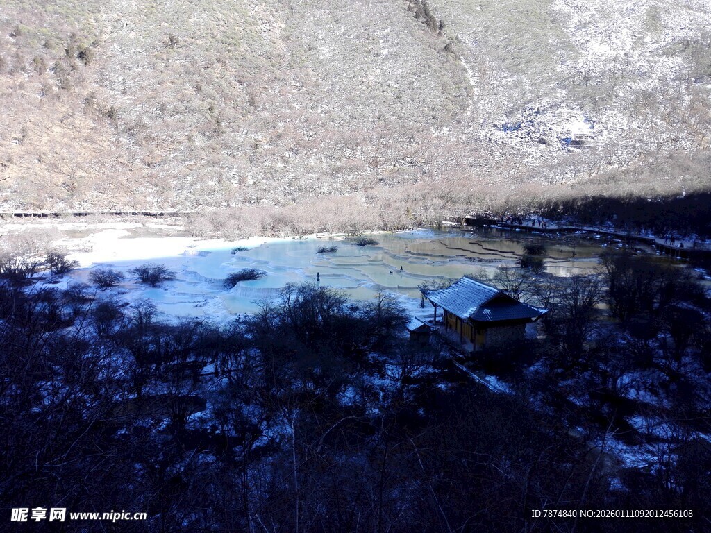 地面积水倒映天空景象