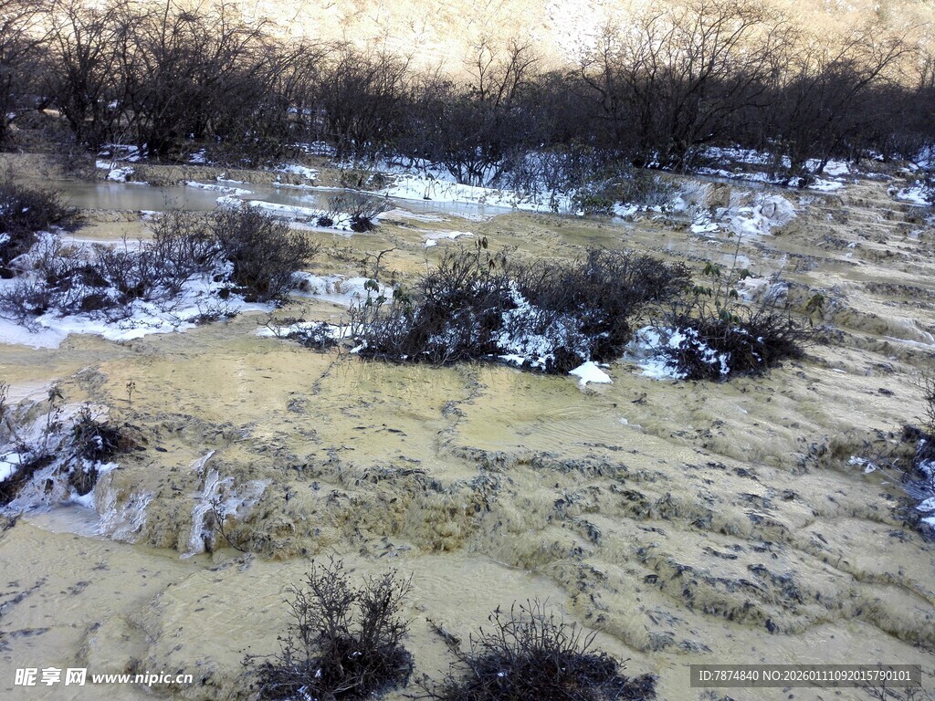 冬日溪流 岸边覆雪景象