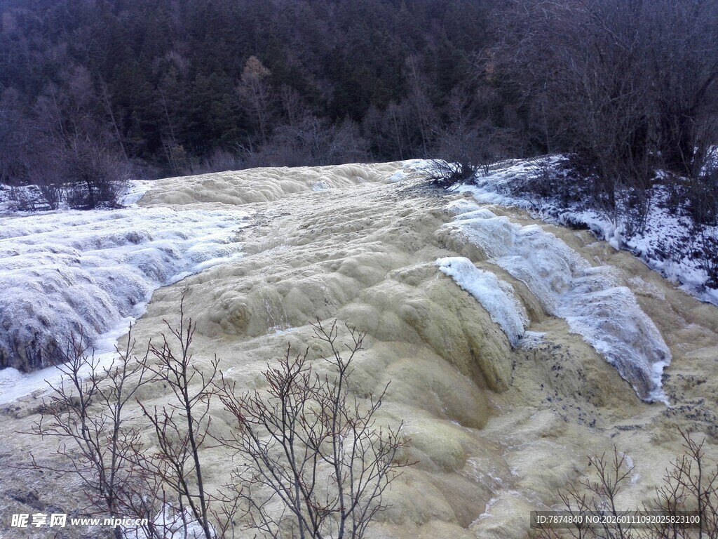 山间黄白相间的奇特地貌