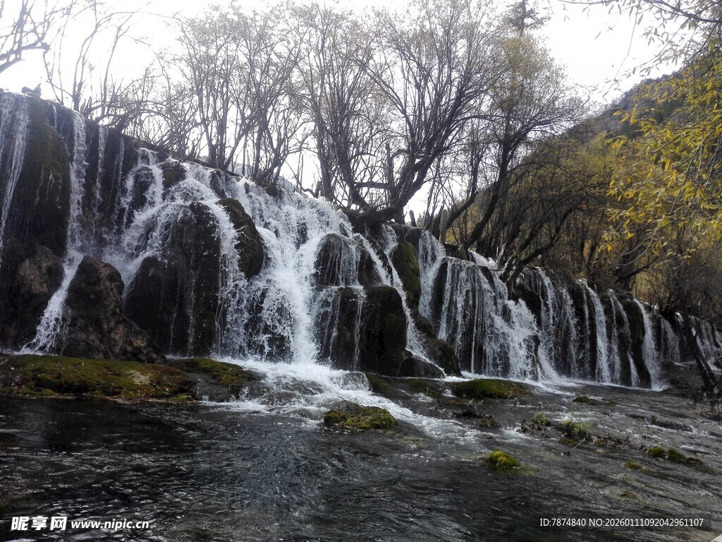 山间壮丽瀑布景观