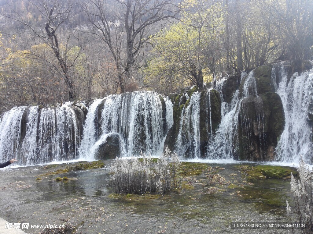 壮观秀丽的自然瀑布景观