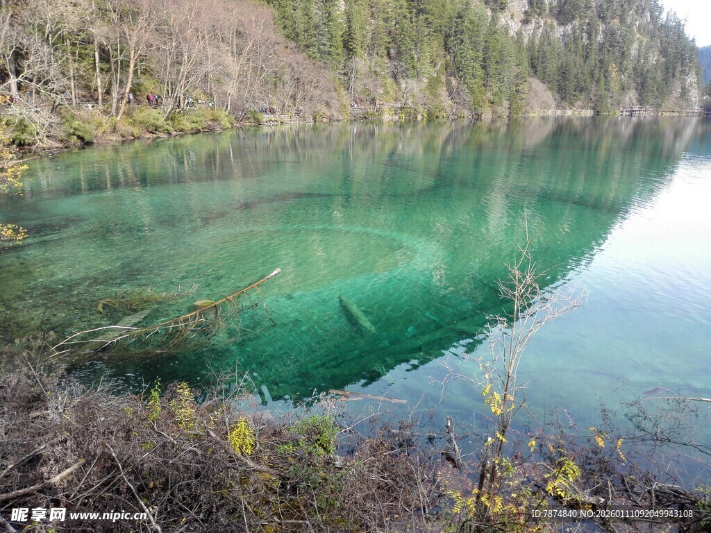 清澈碧绿的山间湖泊