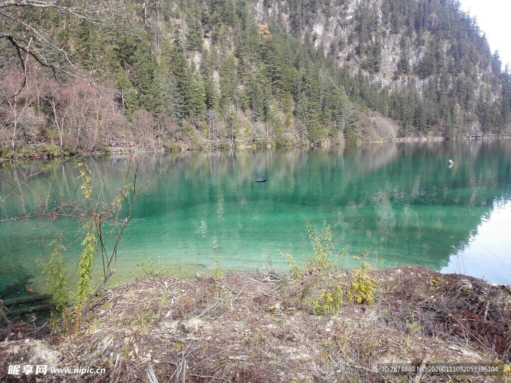 碧绿湖水与周边山林景致