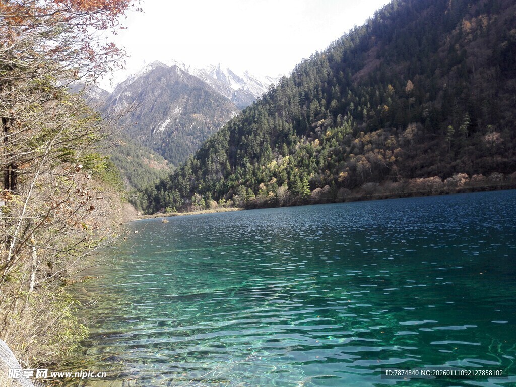 九寨沟清澈湖水美景