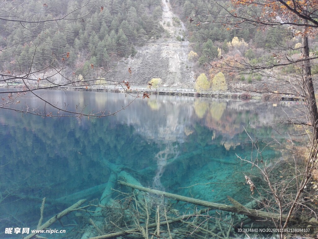 清澈蓝湖与山间瀑布美景