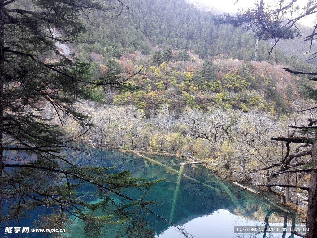 山间幽蓝湖泊迷人景致