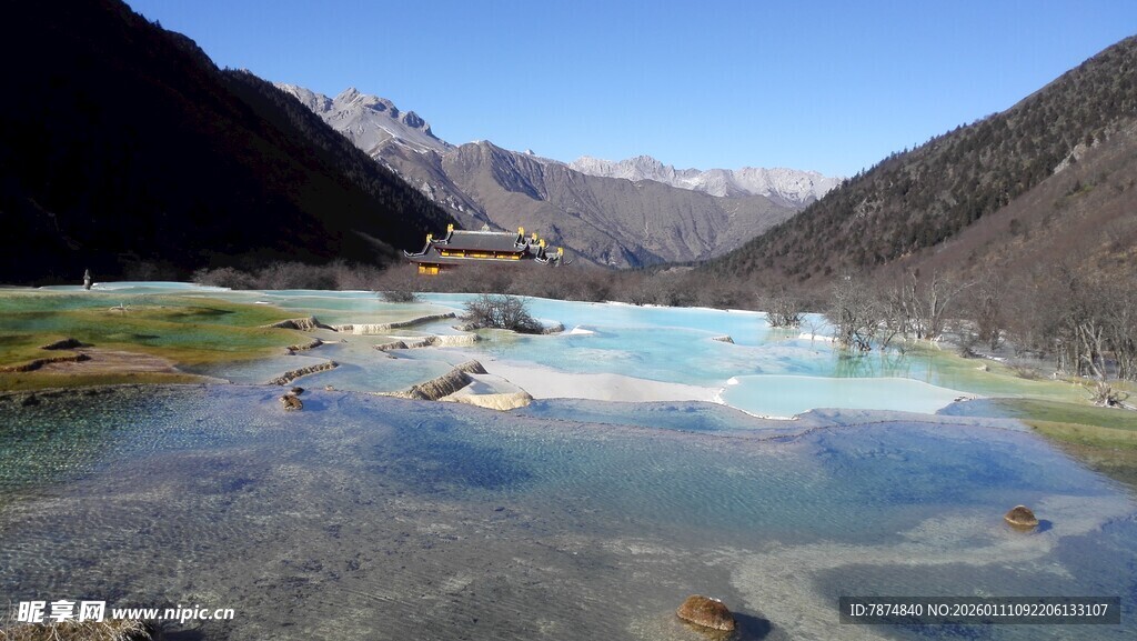 梦幻蓝湖 山间绝美风光