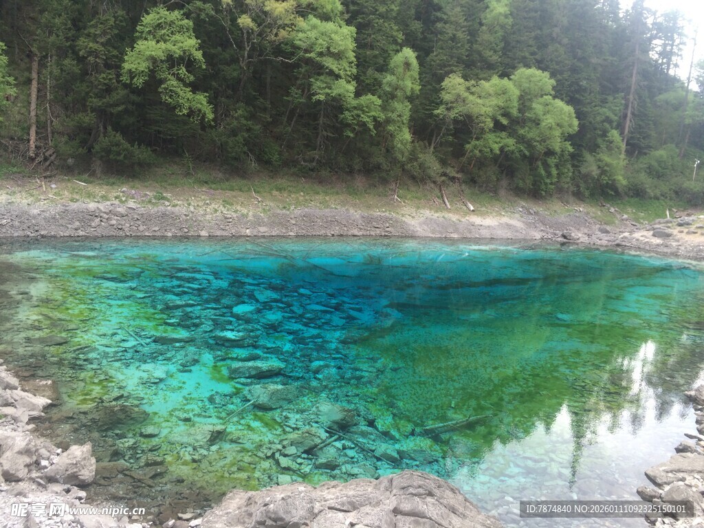 清澈碧绿的山间幽美湖泊