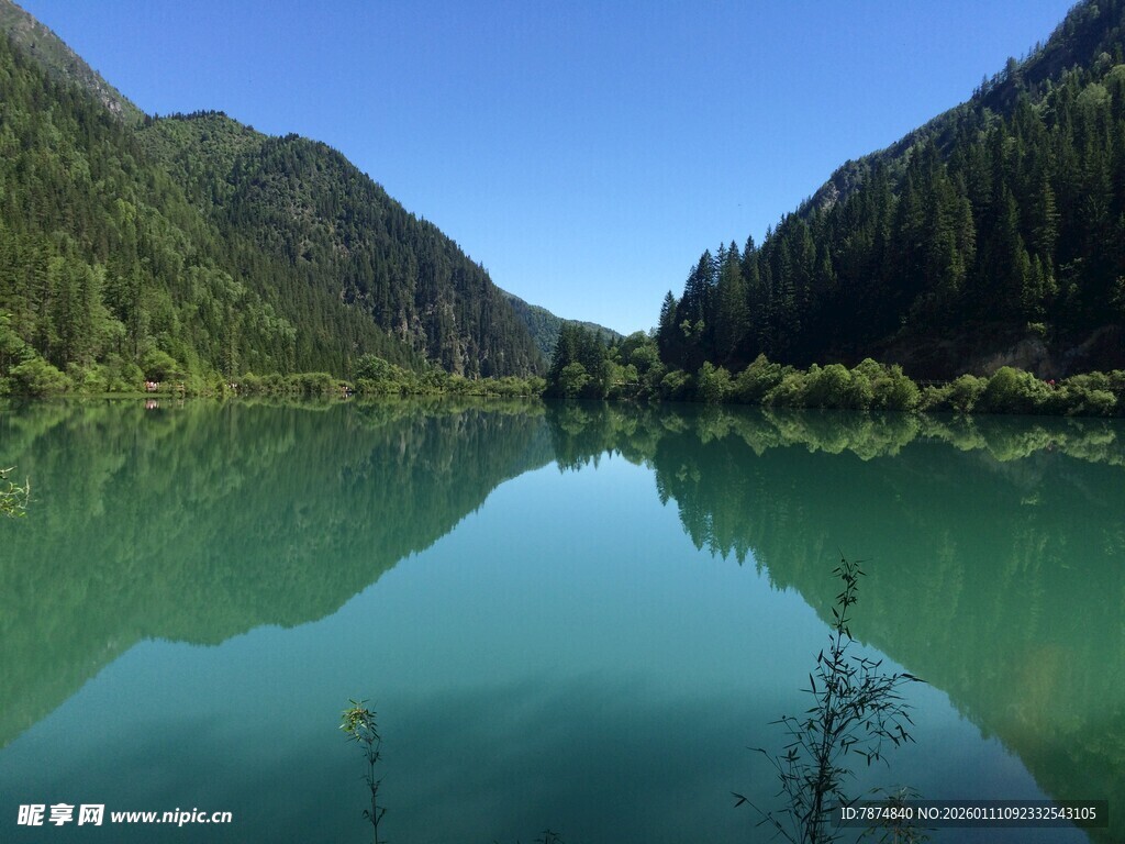静谧山谷中的碧绿湖水