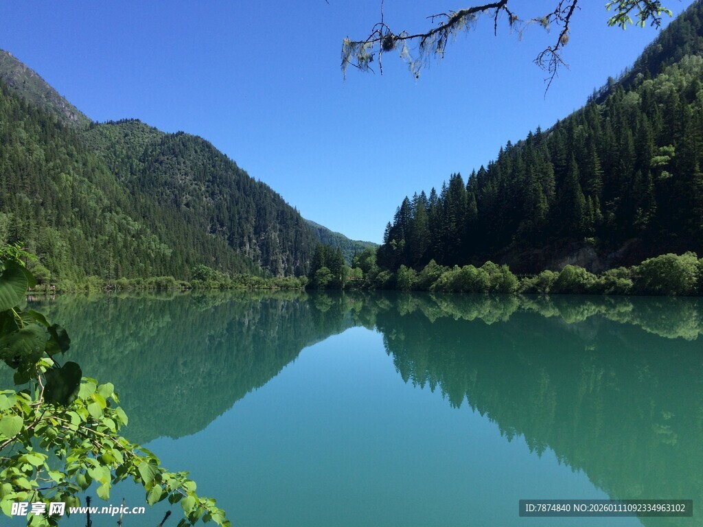 宁静碧绿湖泊与山林美景