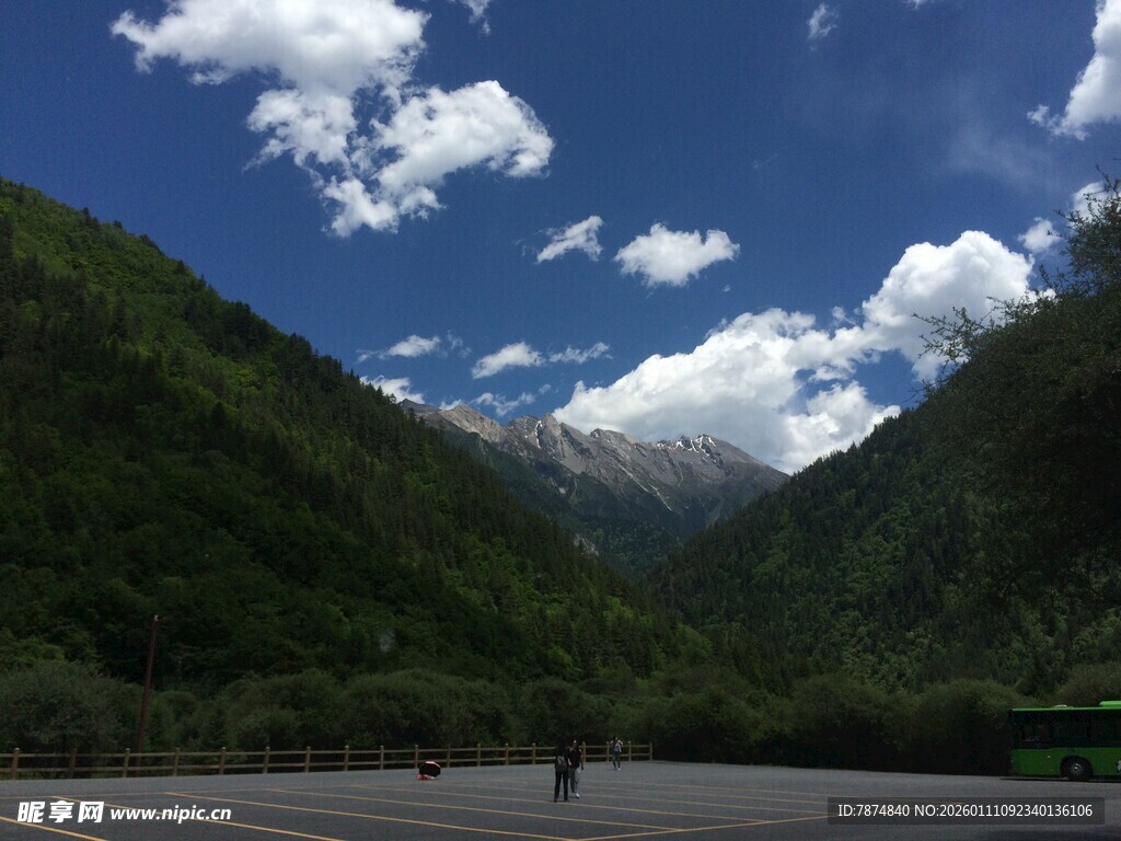 山间公路 蓝天白云美景