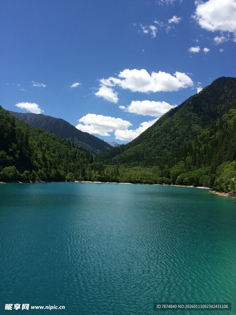 美丽湖景与青山蓝天相映