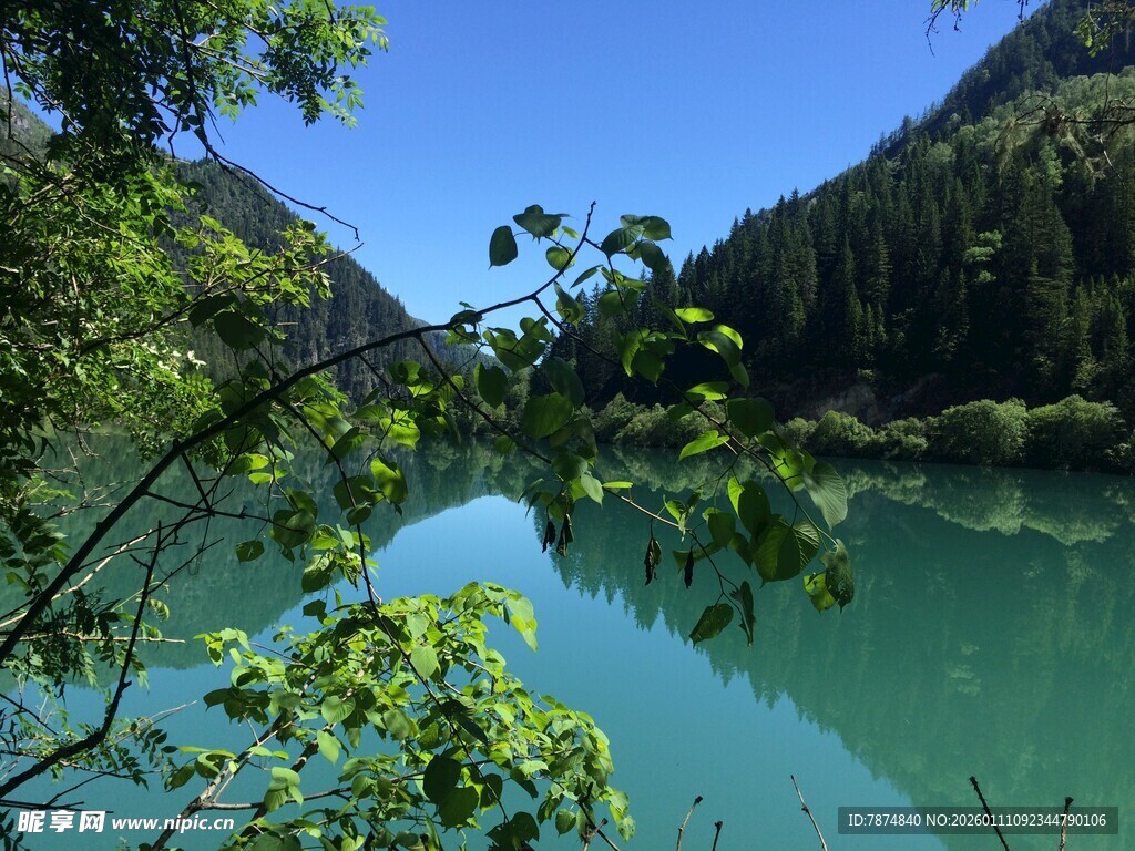 青山绿水间的静谧湖泊
