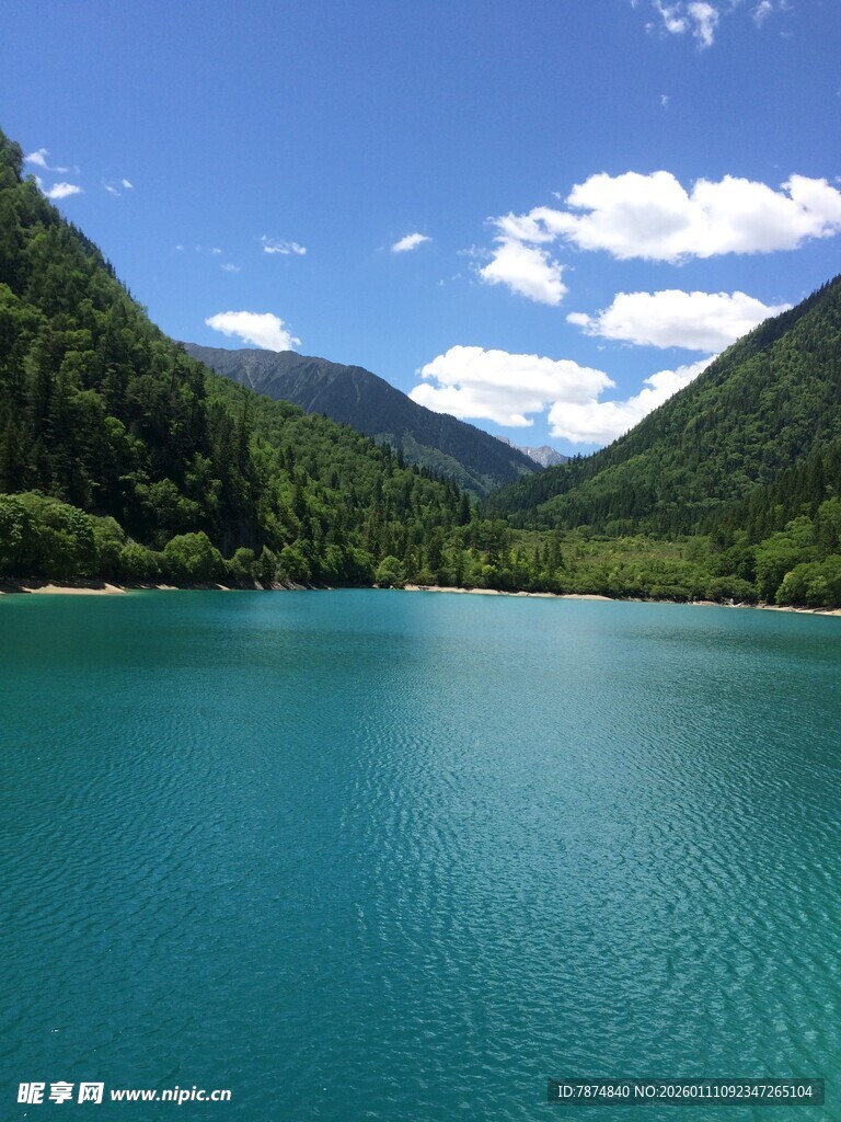 美丽的蓝绿色湖泊与山峦