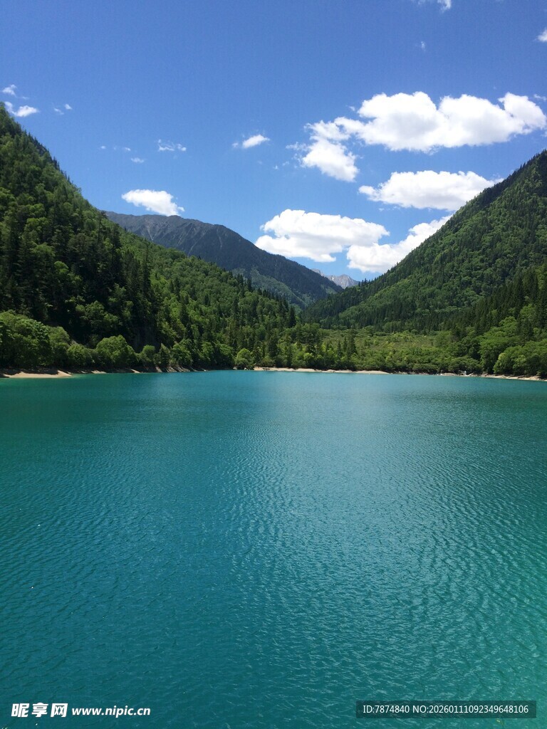碧绿湖水与青山蓝天美景