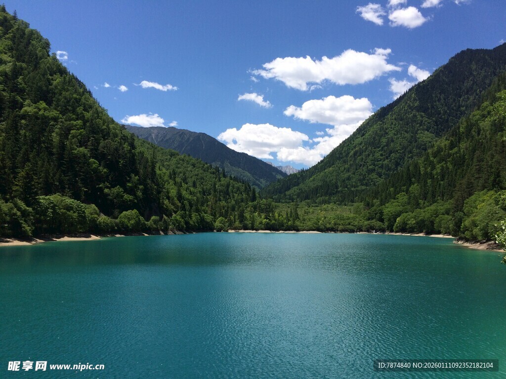 青山环抱的碧绿湖泊
