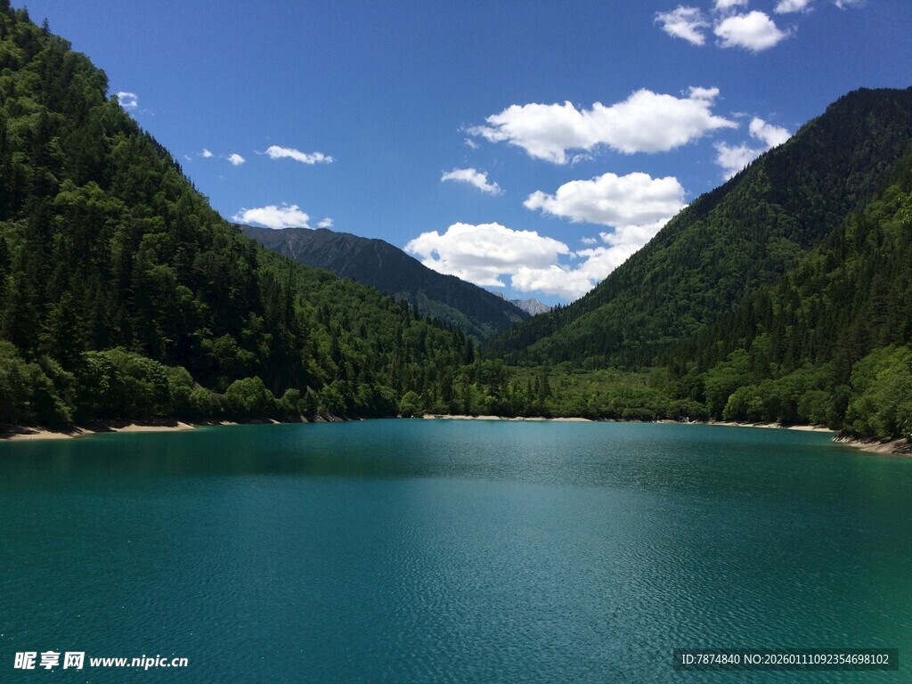 青山环抱的碧绿湖泊