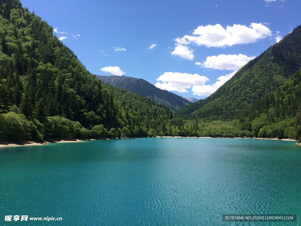 青山环抱的澄澈蓝湖