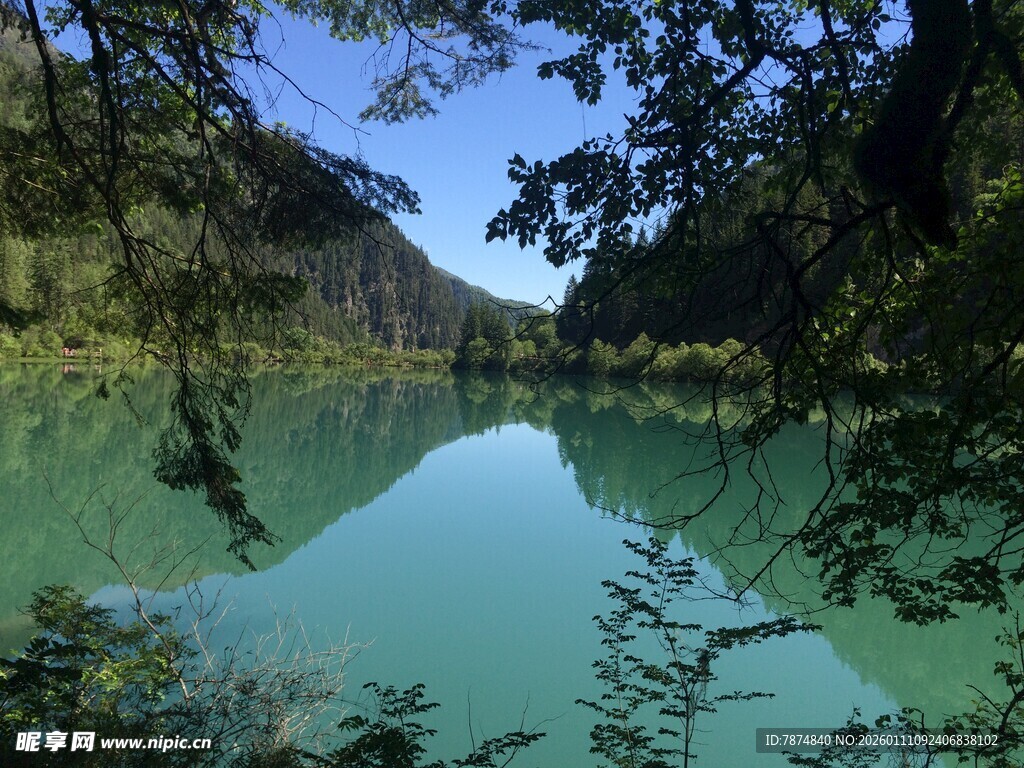 静谧山林中的碧绿湖水