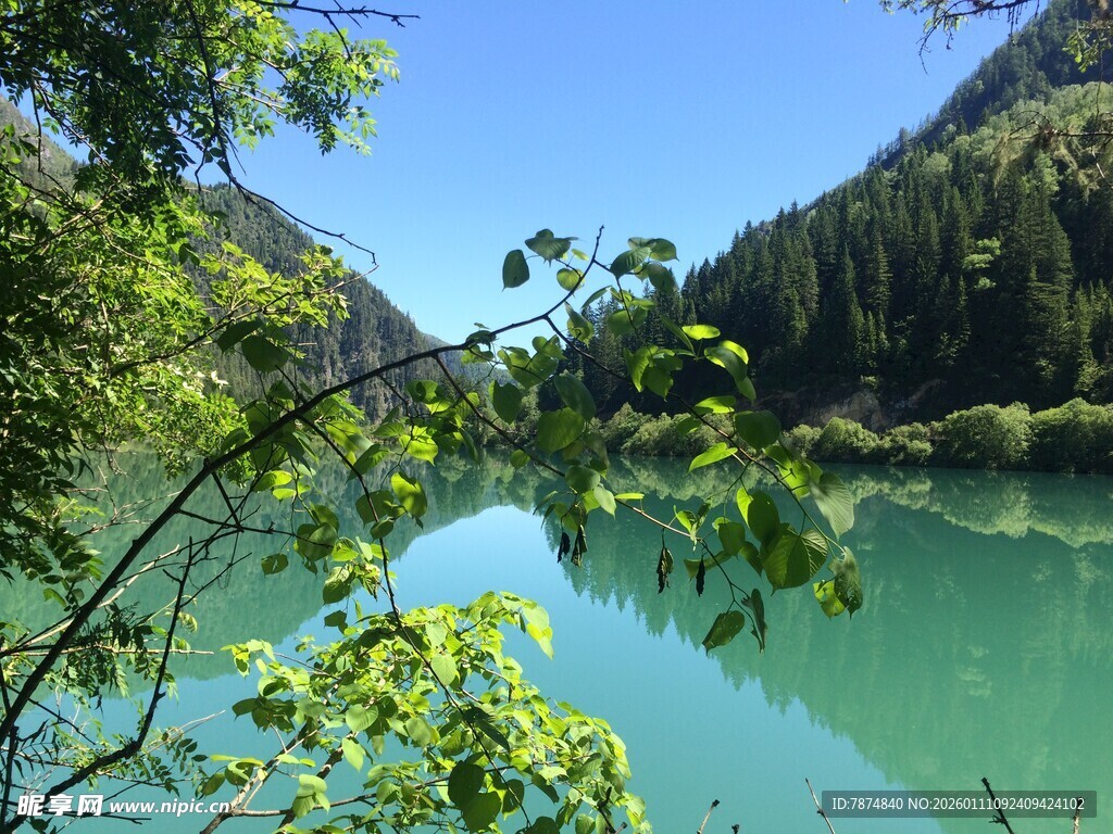 山间碧绿湖水风景如画