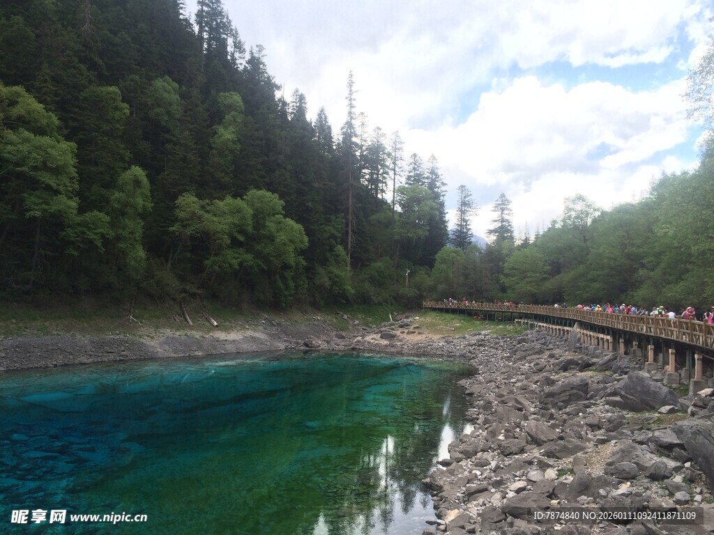 山间清澈蓝绿相间的湖水