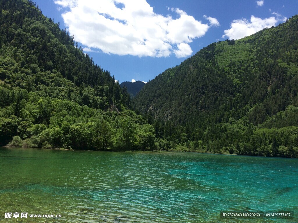 青山绿水间的澄澈湖泊