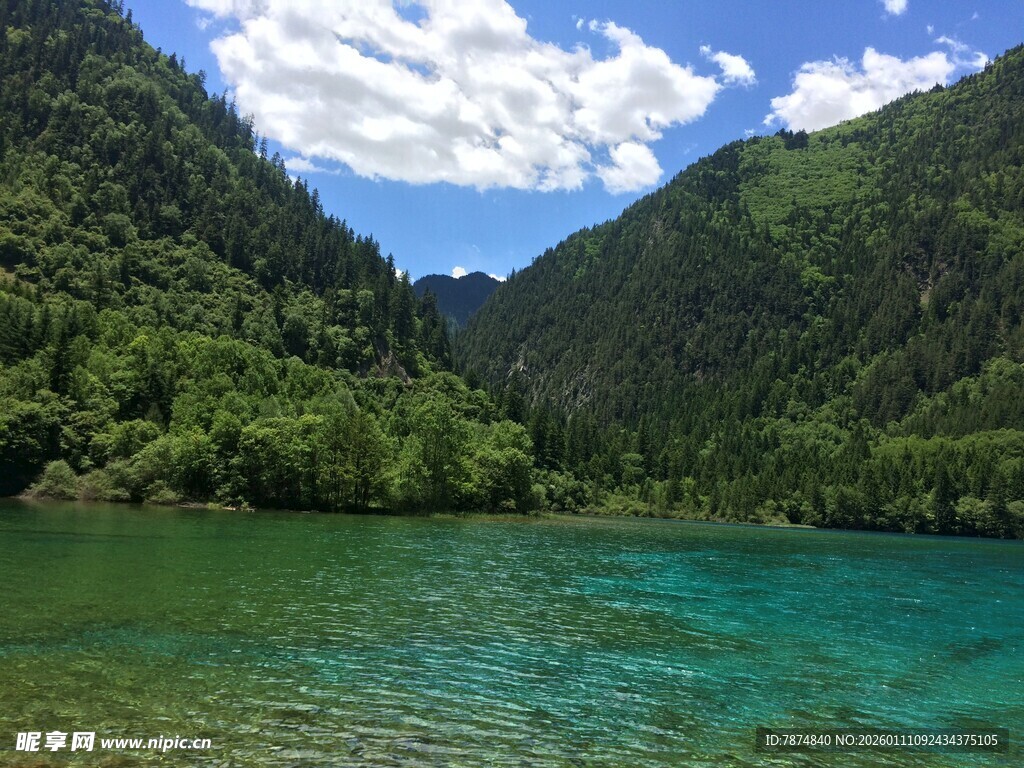 青山绿水间的澄澈湖泊