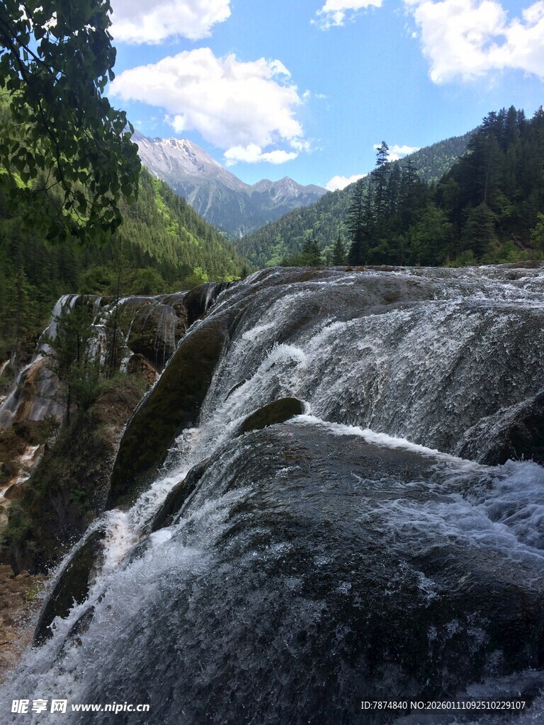 山间溪流潺潺的美丽景致