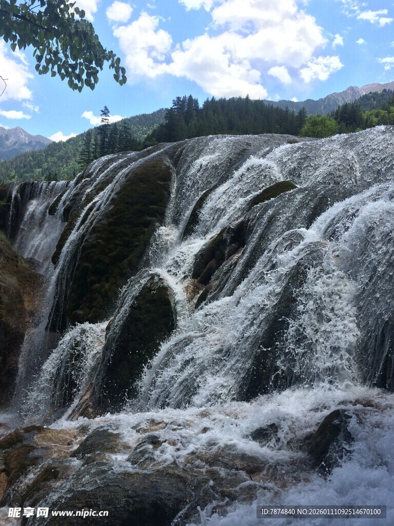 壮观瀑布水流倾泻而下