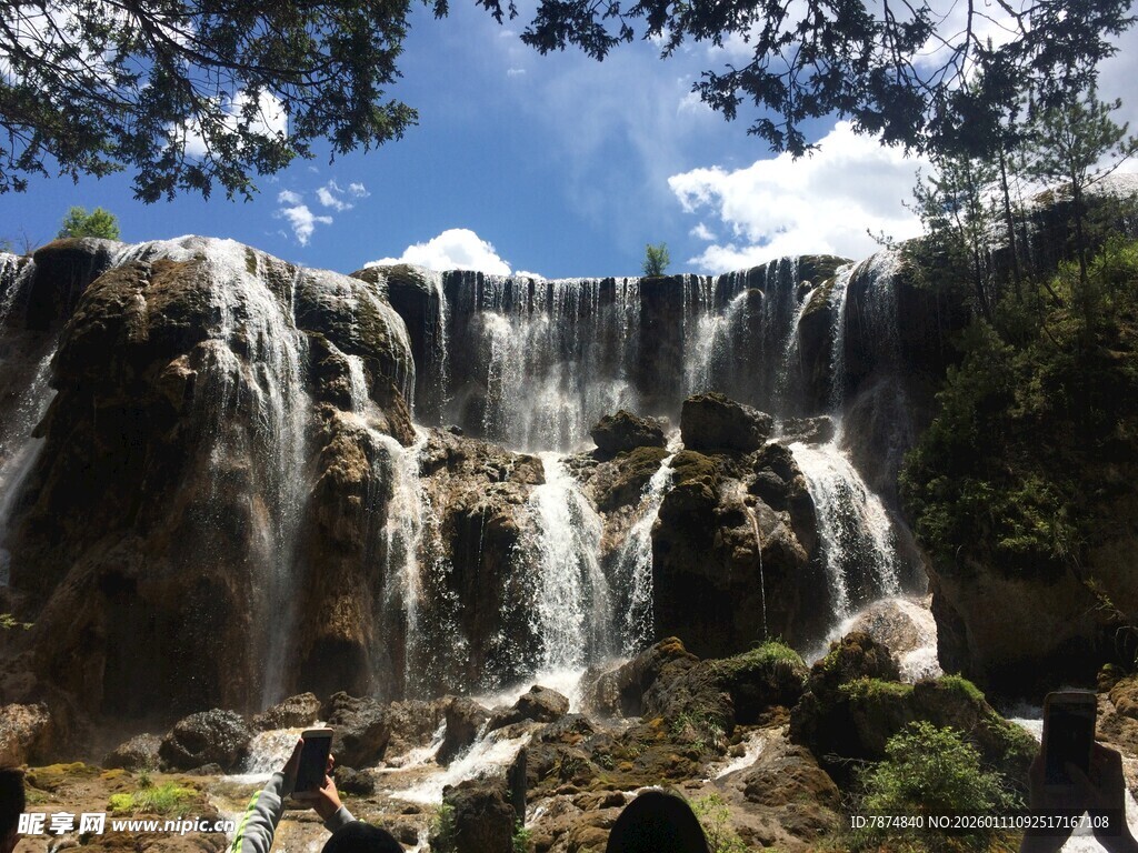 壮观瀑布景观