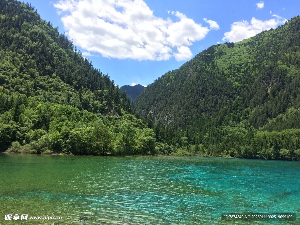 秀丽山谷中的澄澈湖水
