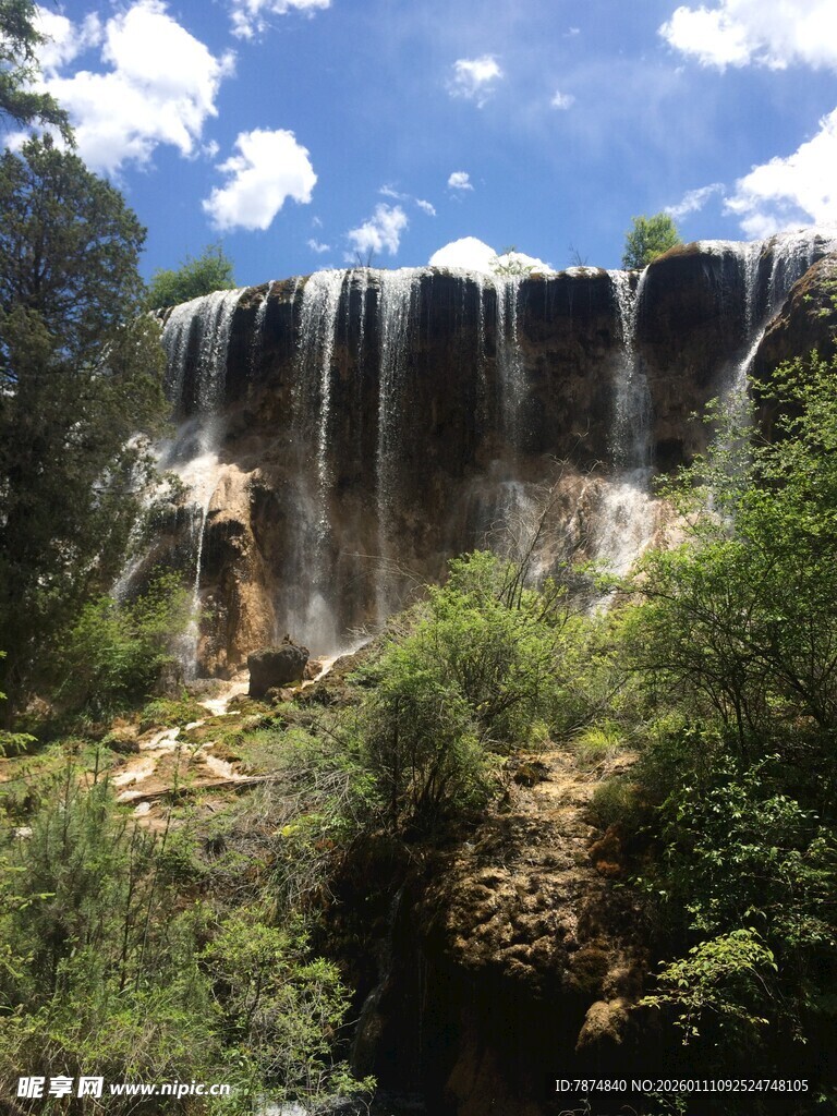 壮观瀑布与葱郁山林景观