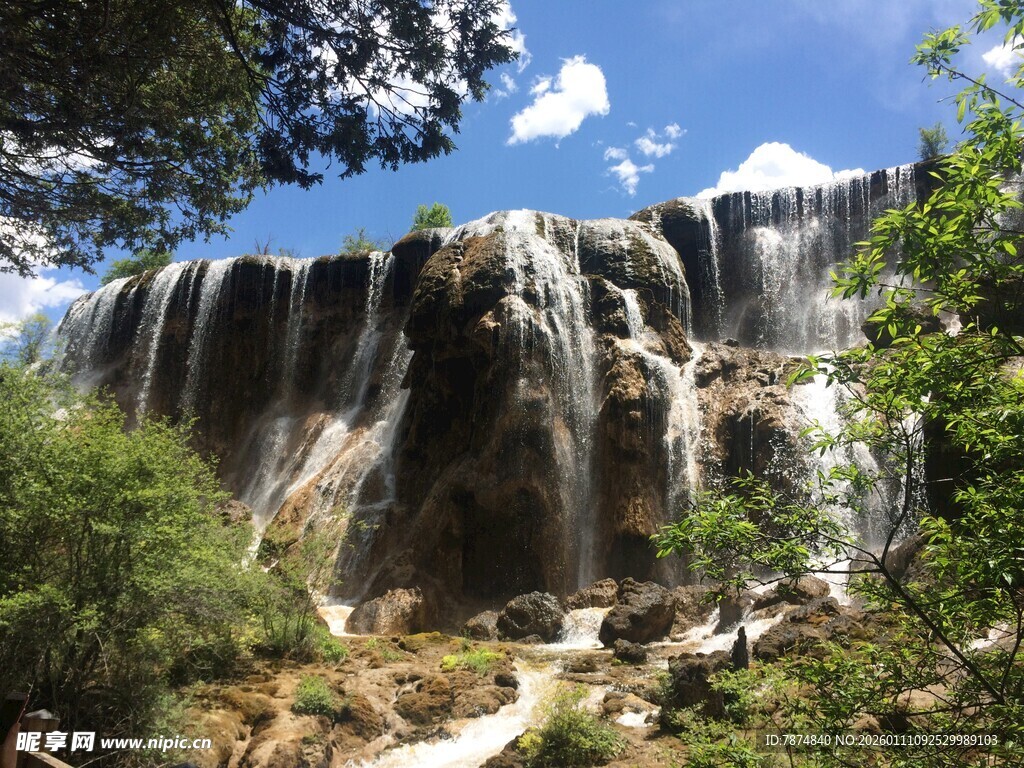 壮观瀑布下的自然美景