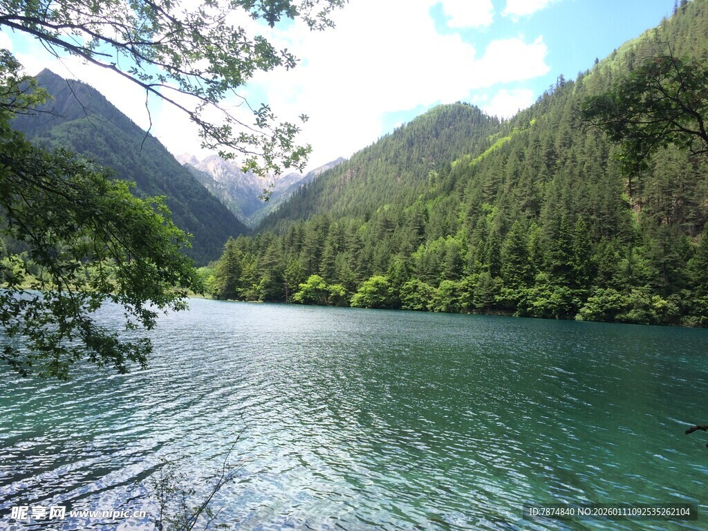 青山环抱的碧绿宁静湖泊