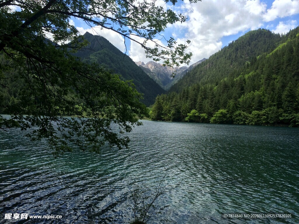 宁静山林间的清澈湖水