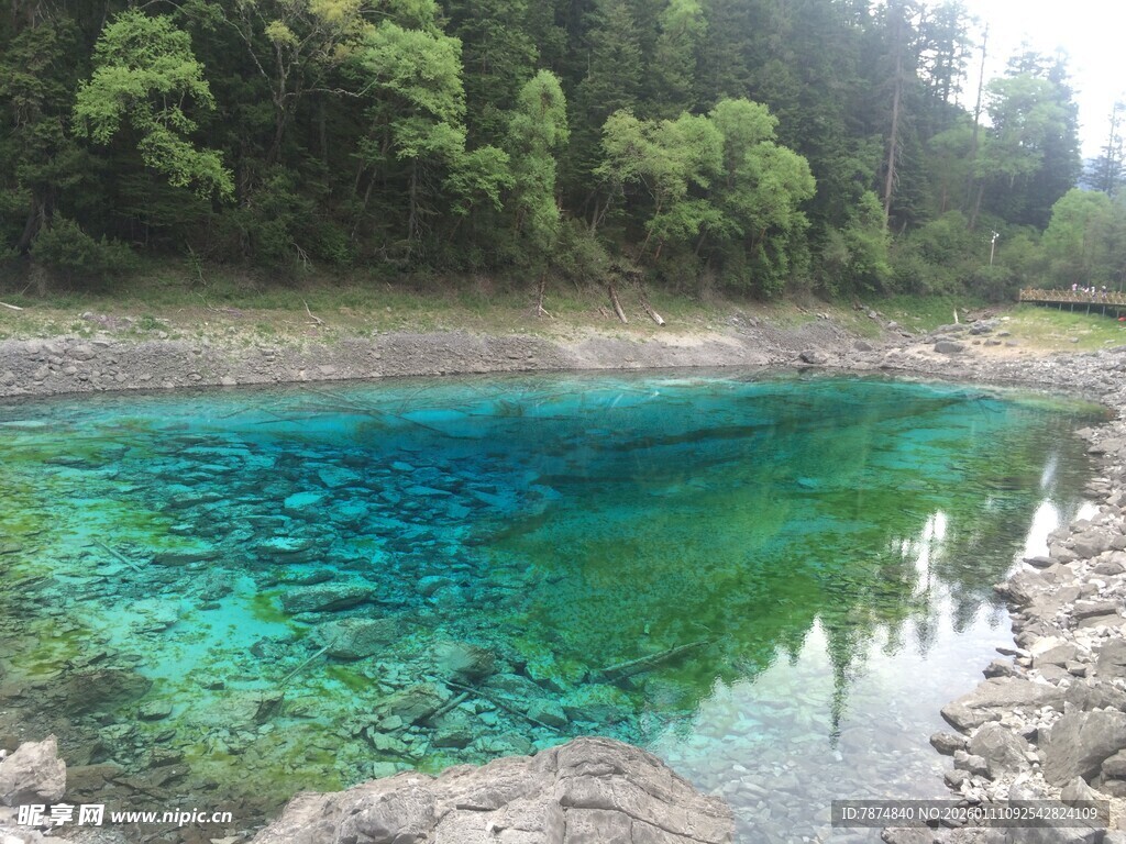 山间碧湖 澄澈如镜