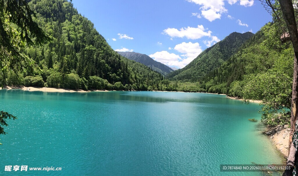 秀丽湖景与青山蓝天