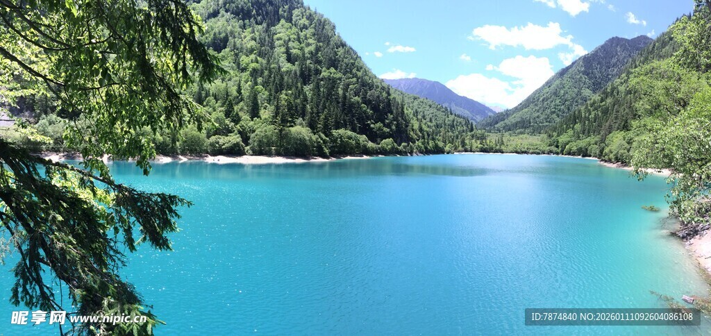 梦幻蓝湖 青山环抱之景