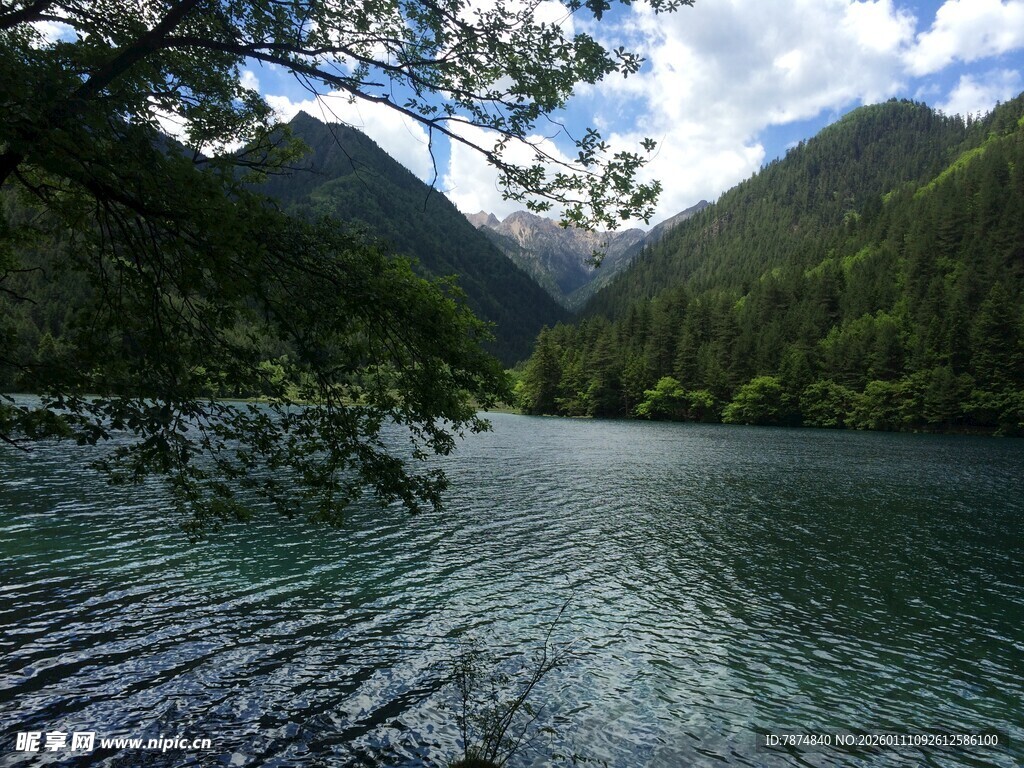 山间幽湖 碧波映翠林