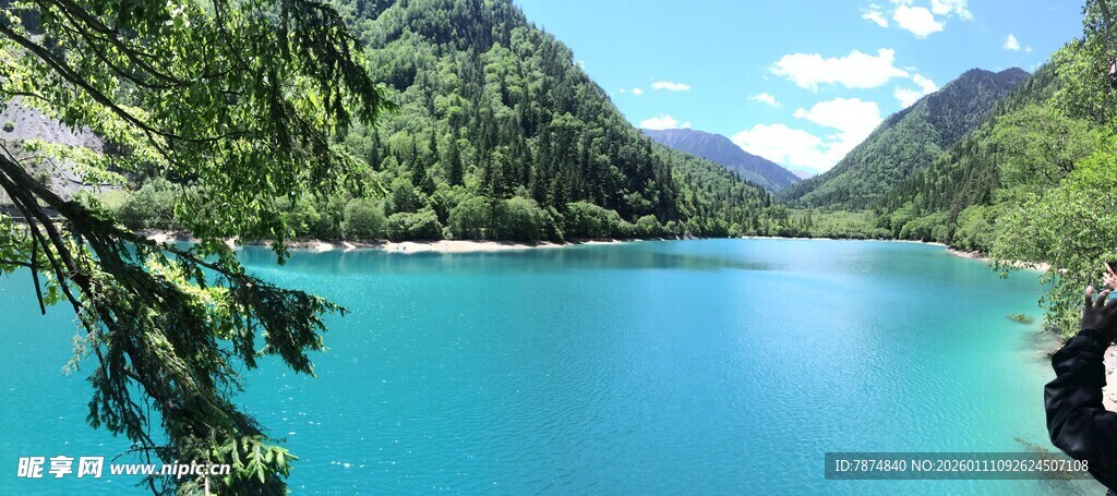 梦幻蓝湖 青山环绕之景