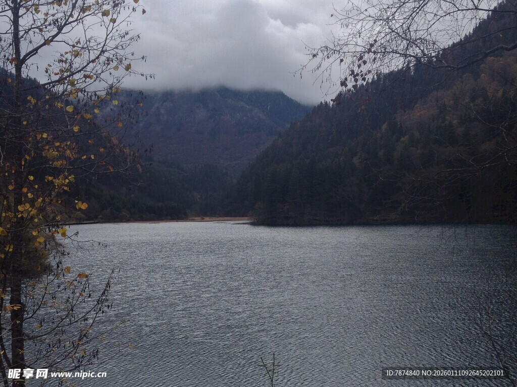 山间静谧湖水风景图