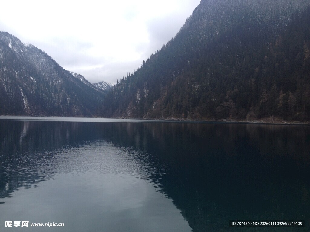 静谧山水间的幽美湖泊