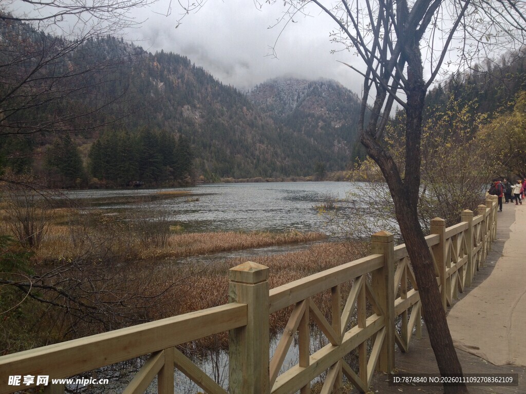 湖畔木栏旁的秀丽山水景