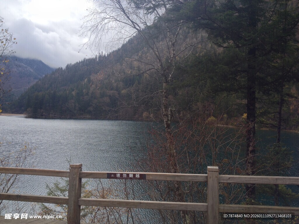 湖畔木栏边的山水景致