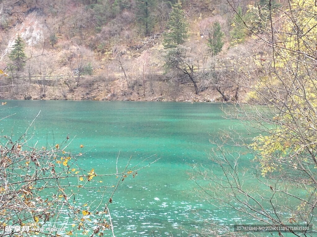 碧绿湖水与岸边景致