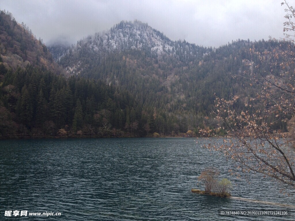 山间幽湖 静谧自然之景