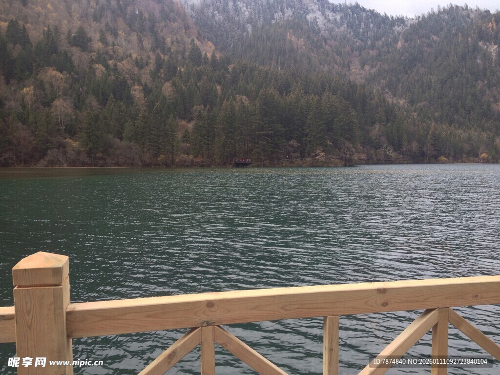 湖畔木栏处的山水景致