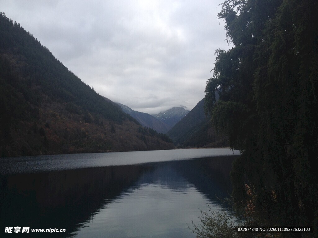 宁静山水间的美丽湖泊